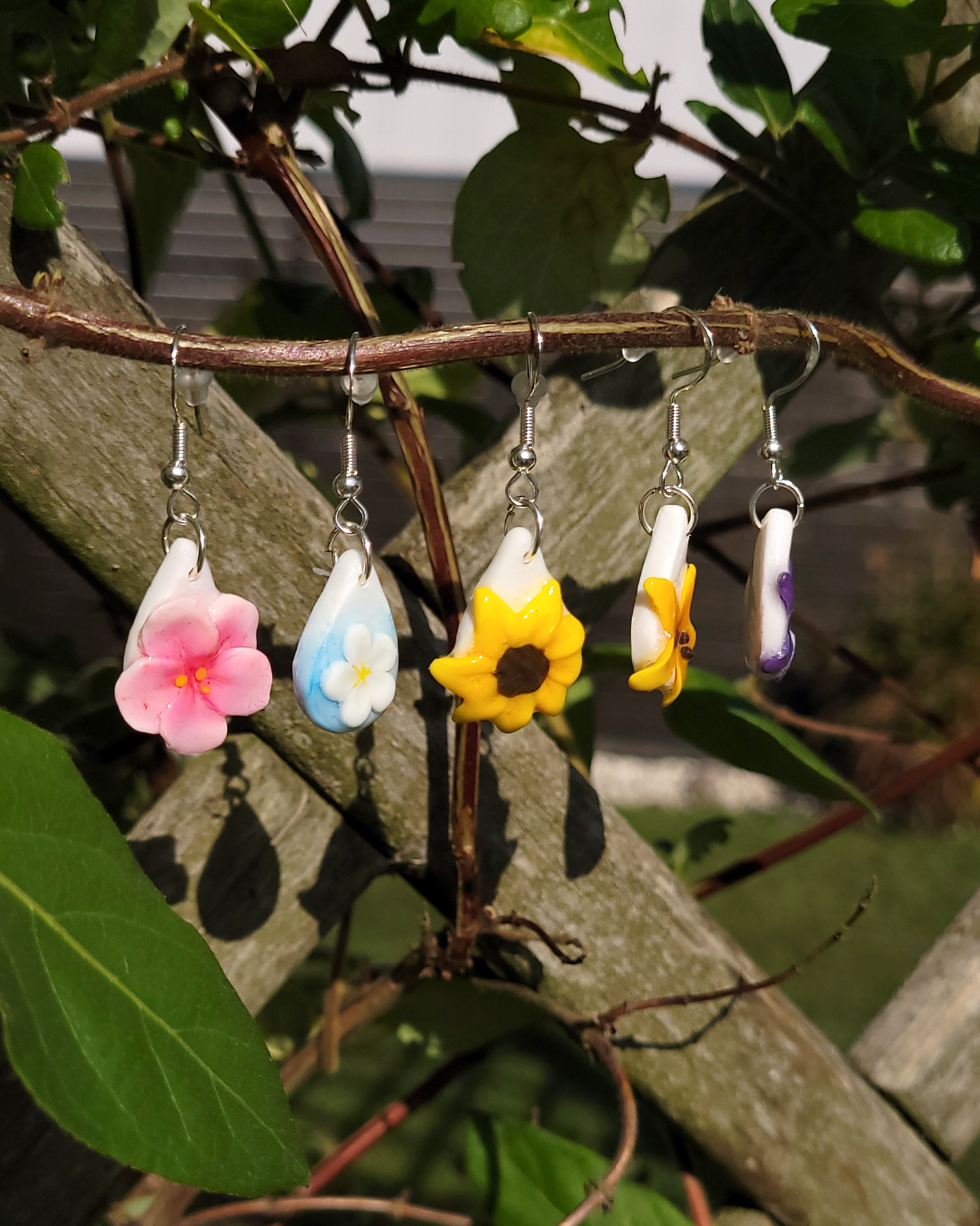 5 boucles d'oreilles ornées de fleurs variées : tournesol, violette, sakura, lys