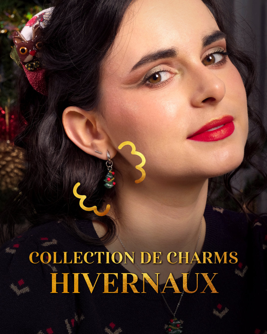 Portrait féminin aux couleurs de Noël mettant en avant un charm sur un anneau d'oreille en forme de sapin décoré