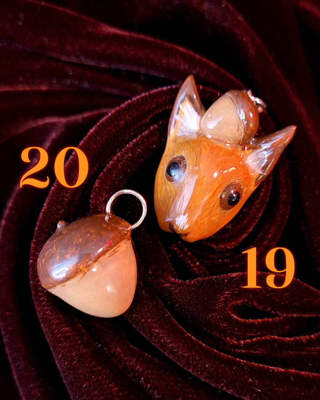 Charms ou pendentifs faits main en forme d'écureuil et son gland.
