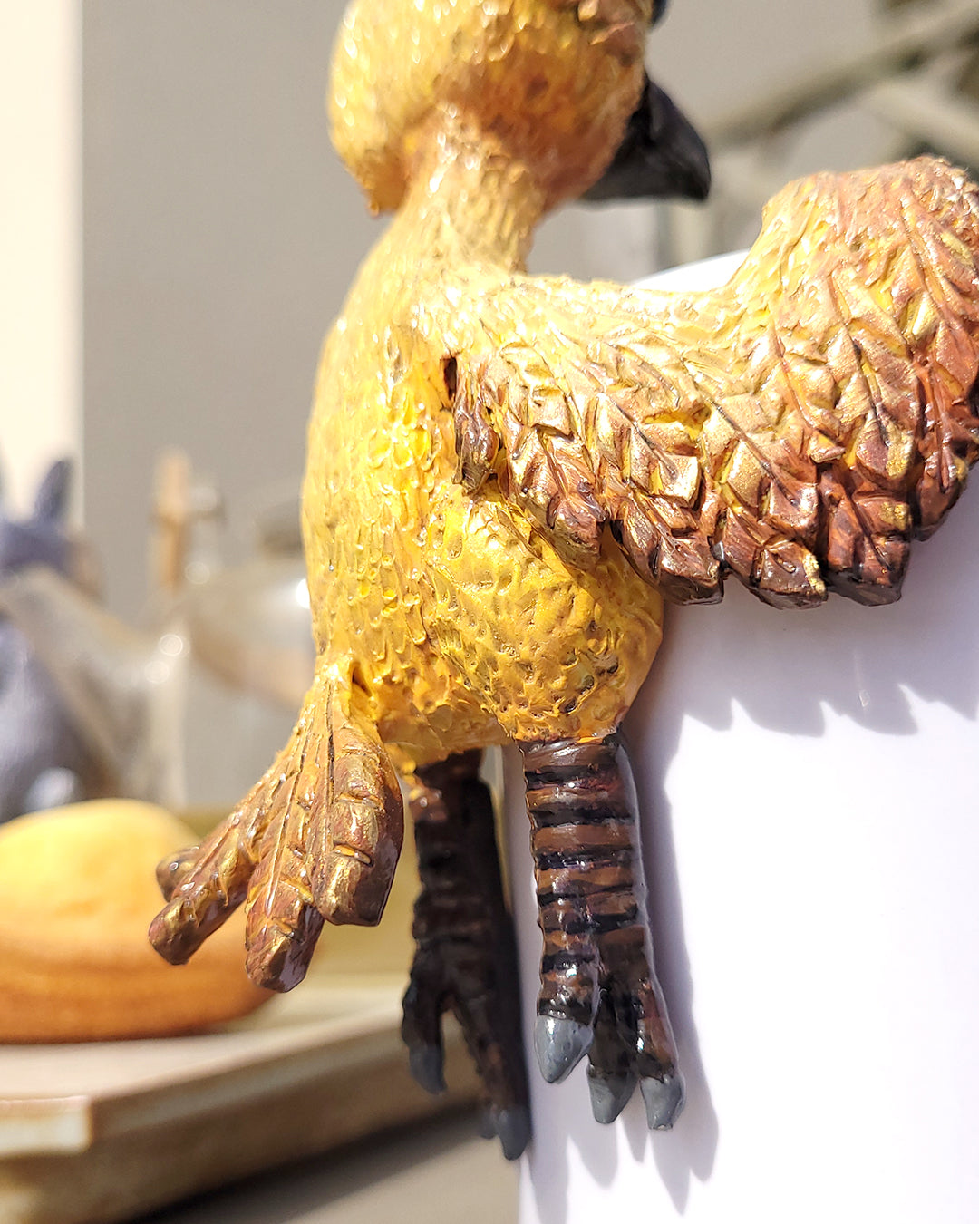 Mini figurine en forme d'oiseau doré type Chocobo accrochée à une tasse