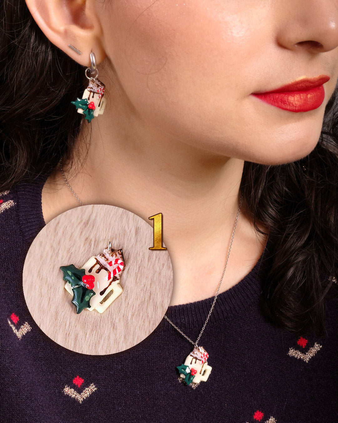 Pendentifs faits main portés par une femme : tasses de chocolat chaud avec de la chantilly, un sucre d'orge et du houx