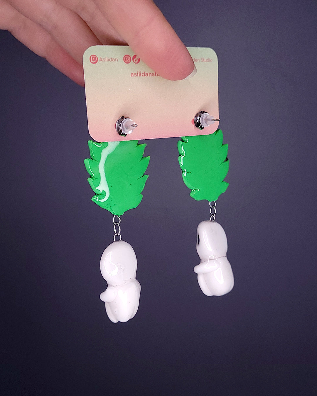 Paire de boucles d'oreille avec une feuille type fougère et un kodama