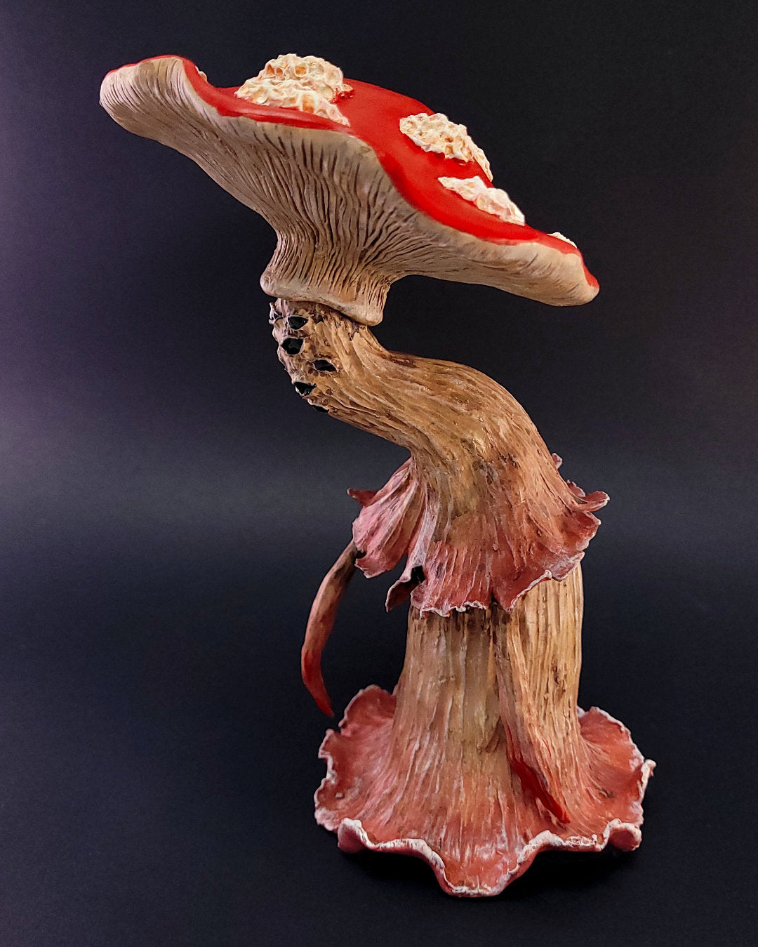 Sculpture fantasy de monstre champignon amanite rouge