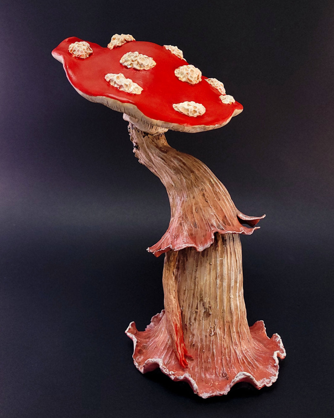 Sculpture fantasy de monstre champignon amanite rouge