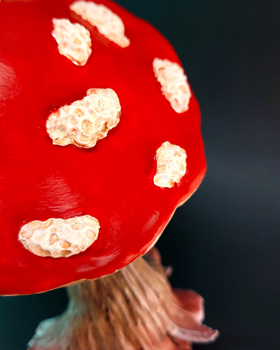 Sculpture fantasy de monstre champignon amanite rouge