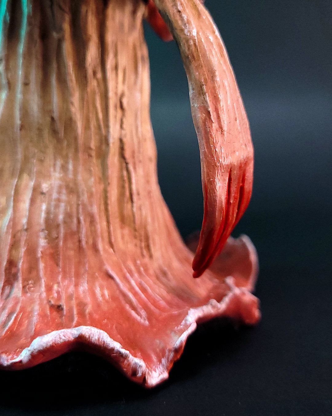 Sculpture fantasy de monstre champignon amanite rouge