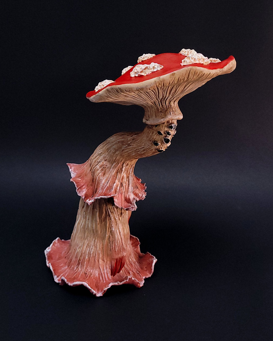 Sculpture fantasy de monstre champignon amanite rouge