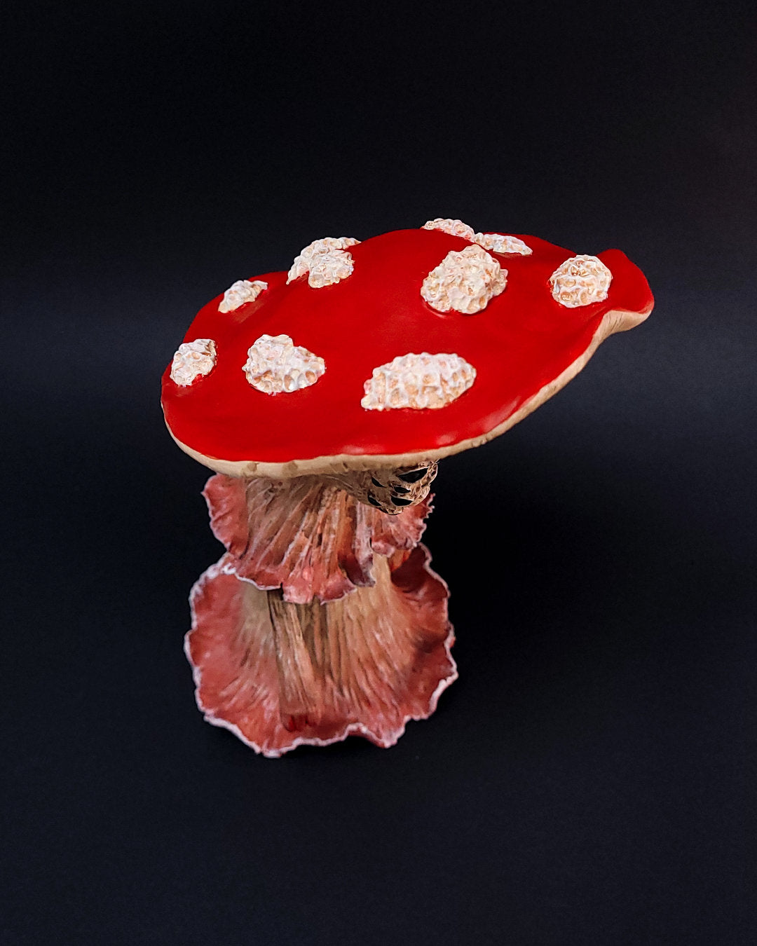 Sculpture fantasy de monstre champignon amanite rouge