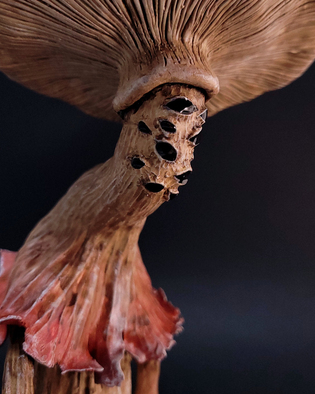 Sculpture fantasy de monstre champignon amanite rouge