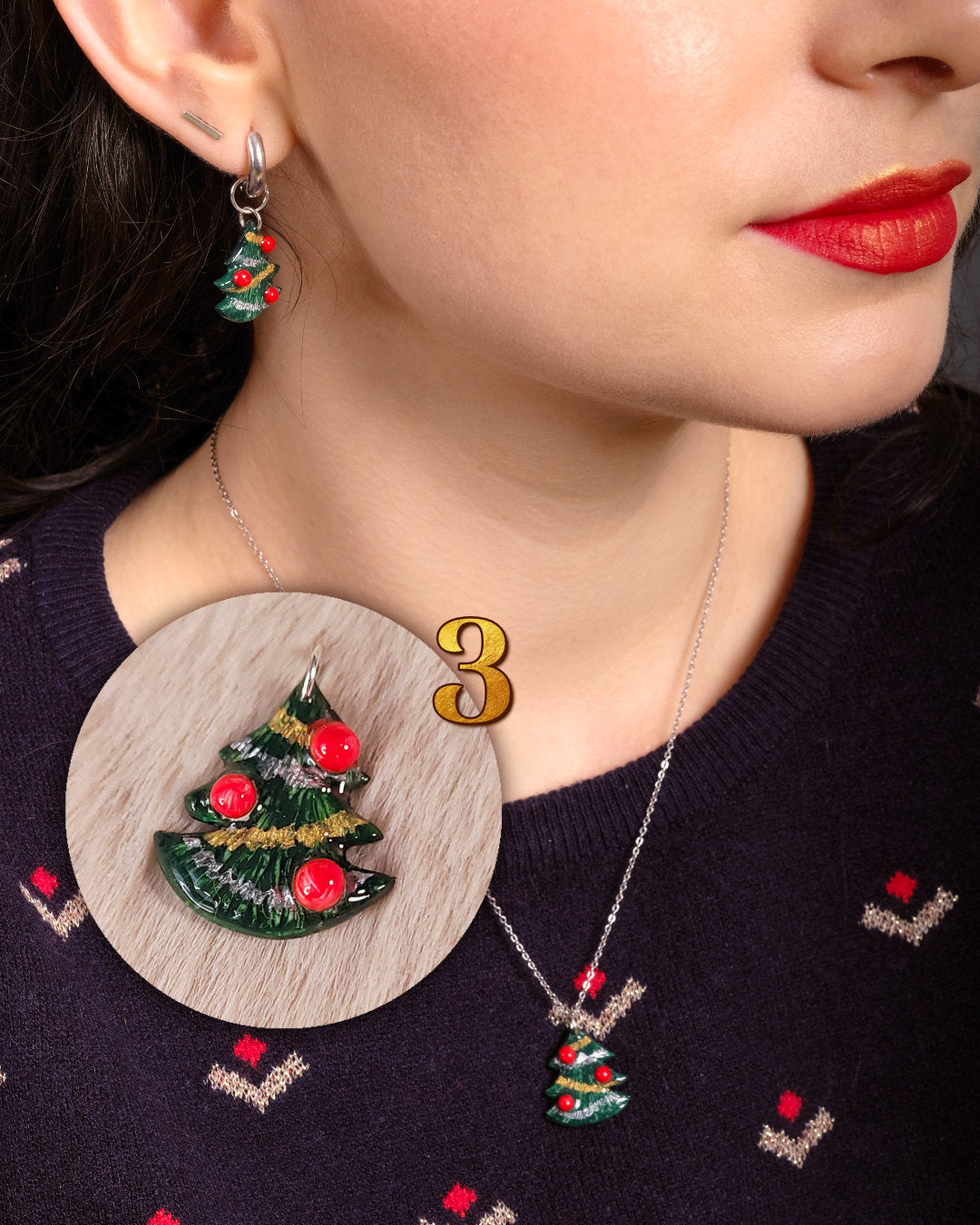 Pendentifs faits main portés par une femme : sapins de Noël