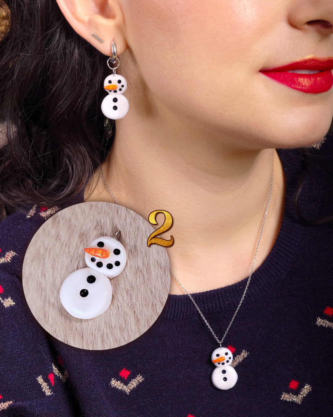 Pendentifs faits main portés par une femme : bonhommes de neige