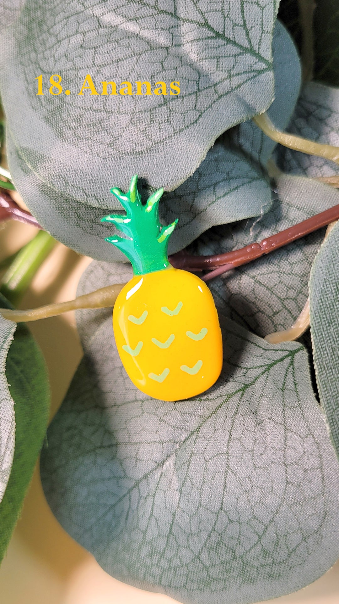 Pins en forme d'ananas jaune et vert