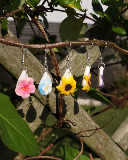  5 boucles d'oreilles ornées de fleurs variées : tournesol, violette, sakura, lys