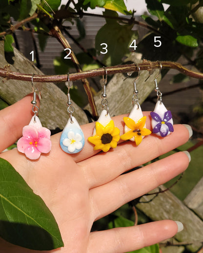 5 boucles d'oreilles ornées de fleurs variées : tournesol, violette, sakura, lys