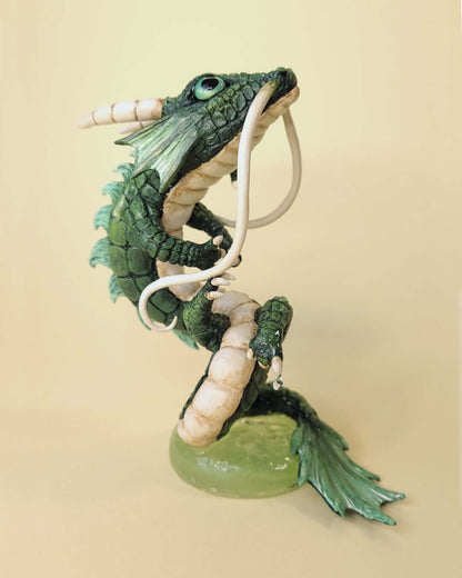 Sculpture d'un dragon japonais avec une peau de crocodile sur socle