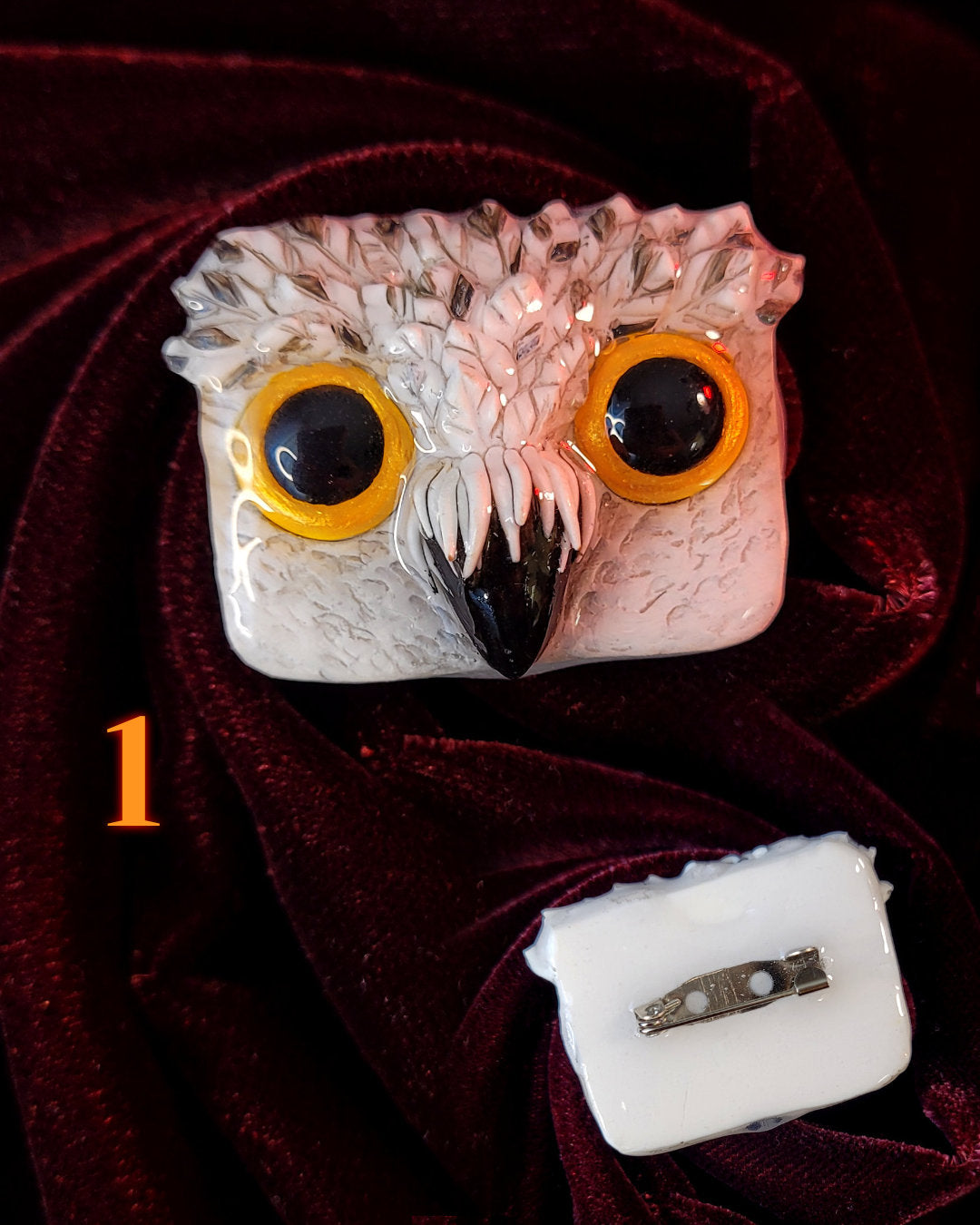 Broche faite main en forme de harfang des neiges, l'espèce de hibou blanc qu'est Hedwige dans Harry Potter, avec ses grand yeux dorés.