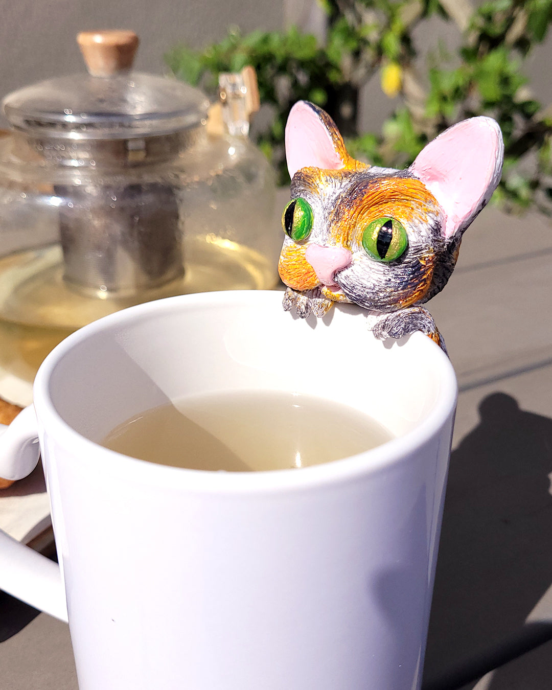  Mini figurine en forme de chat calico accrochée à une tasse de thé vert