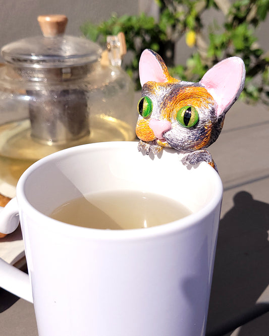  Mini figurine en forme de chat calico accrochée à une tasse de thé vert