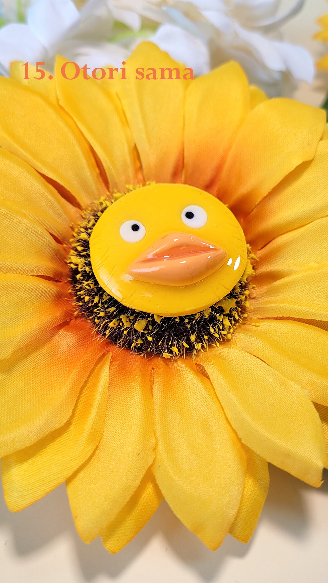 Pins en forme de tête de canard, sur un tournesol