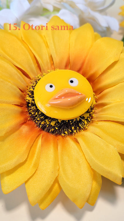 Pins en forme de tête de canard, sur un tournesol