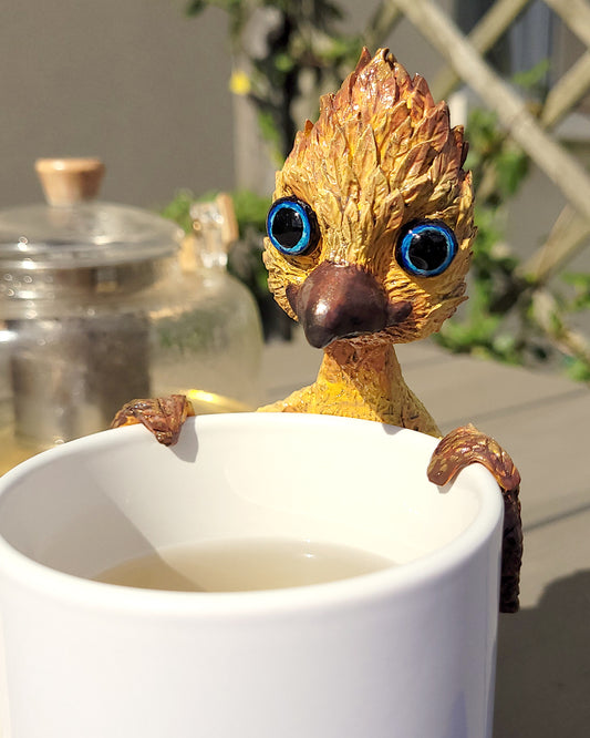  Mini figurine en forme d'oiseau doré type Chocobo accrochée à une tasse de thé vert