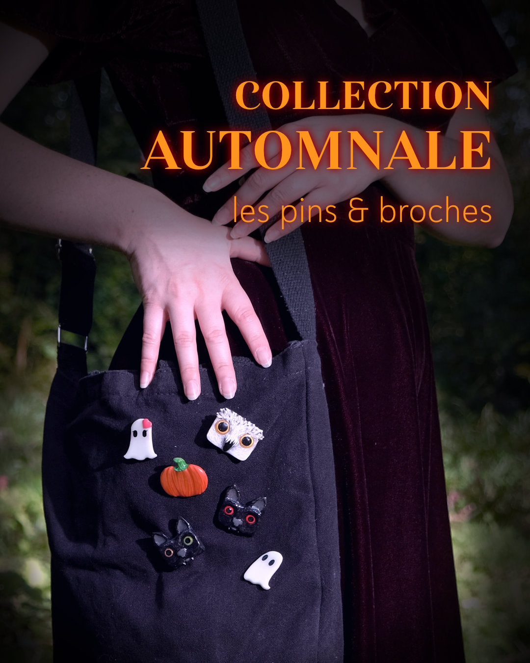 Pins et broches fantasy sur le thème de l'automne et d'Halloween : fantômes, chats noirs, citrouille, hibou ; accrochés à un tote bag porté par une figure féminine.