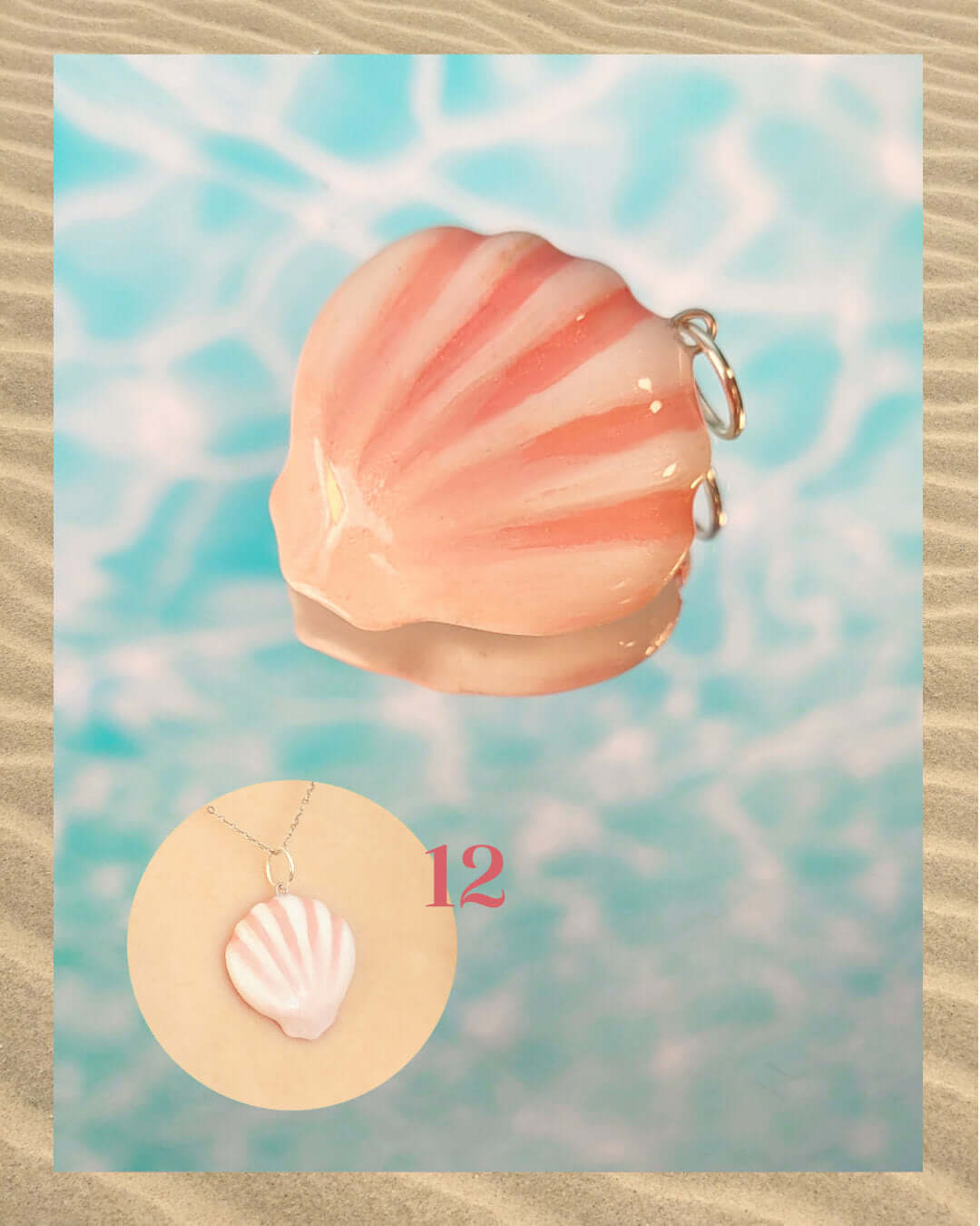 Pendentif irisé rose et blanc en forme de coquillage, sur un fond aquatique faisant penser à la surface d'une piscine et encadré de sable.