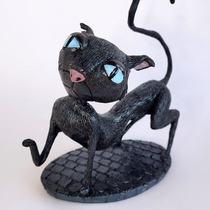 Figurine d'un chat noir étrange sur socle, Le Chat de Coraline