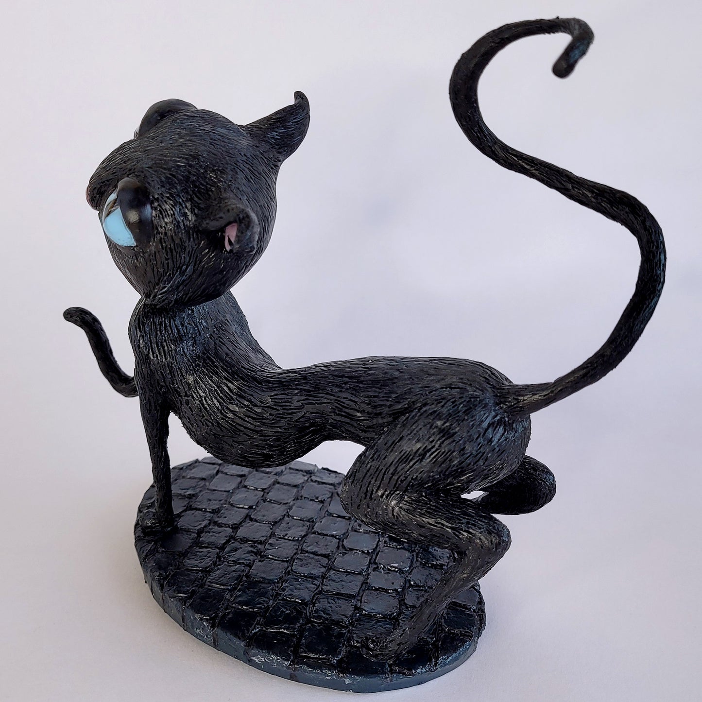 Figurine d'un chat noir étrange sur socle, Le Chat de Coraline