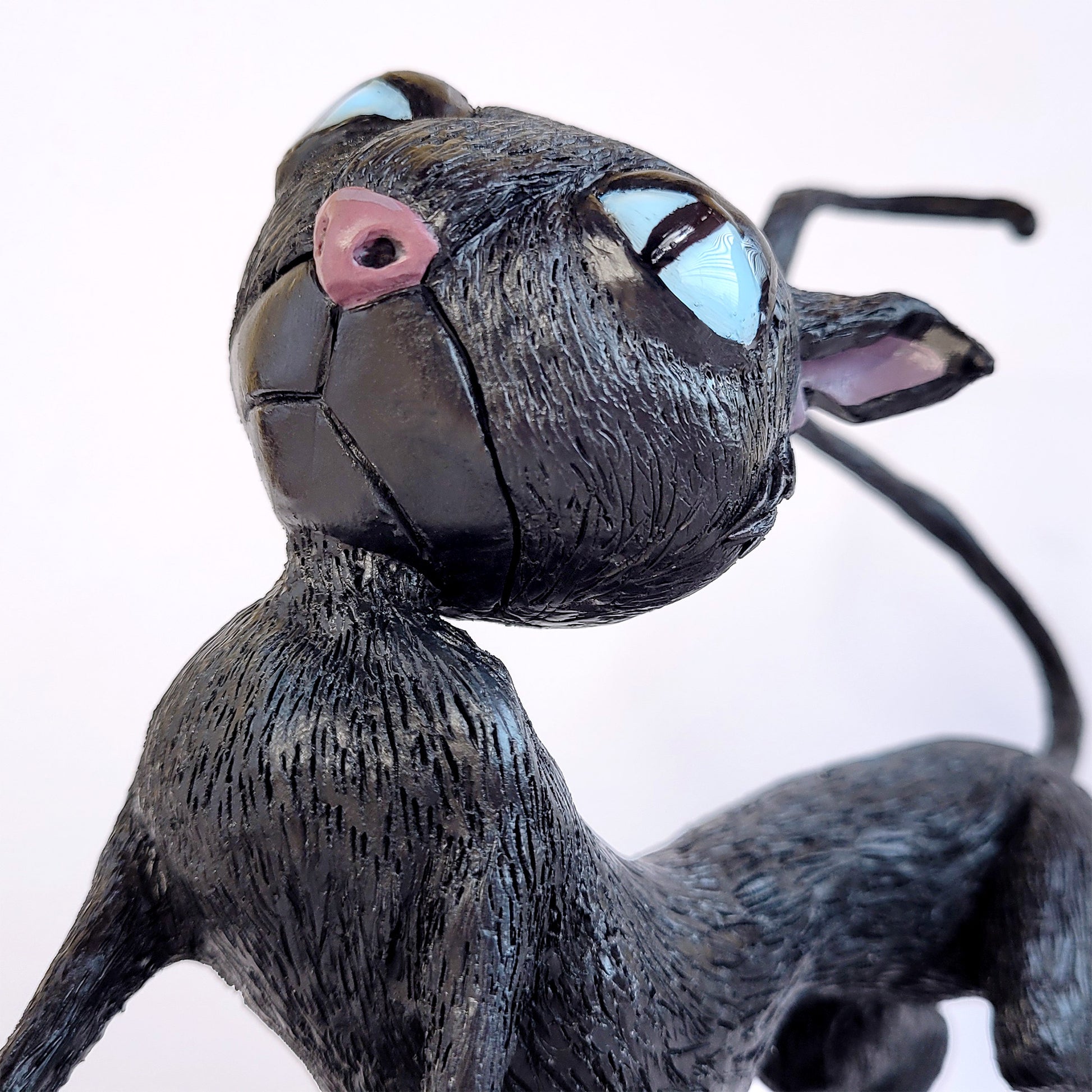 Figurine d'un chat noir étrange sur socle, Le Chat de Coraline