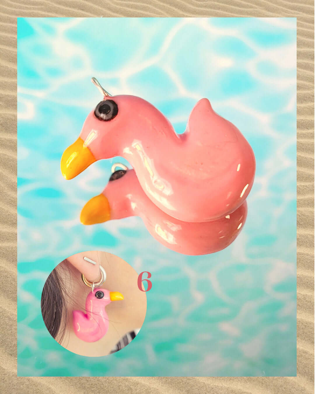 Pendentif amusant en forme de flamant rose aux reflet irisés, sur un fond aquatique faisant penser à la surface d'une piscine.