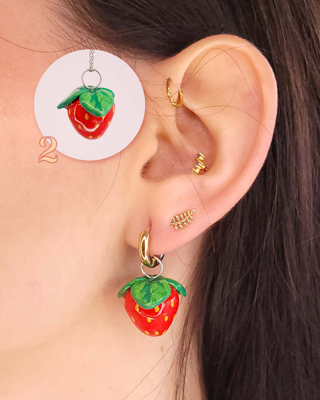 Oreille portant un charm sur un anneau en forme de fraise