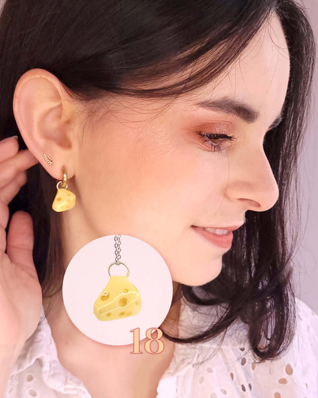 Une femme portant une boucle d'oreille en forme de fromage