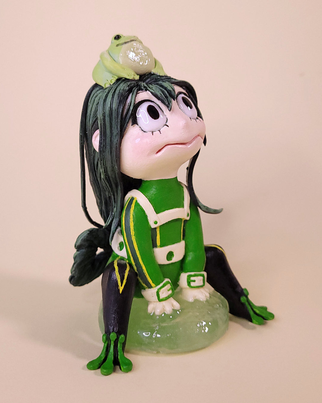 Figurine chibi de Froppy Tsuyu Asui, personnage de l'anime My Hero Academia, avec une grenouille sur la tête