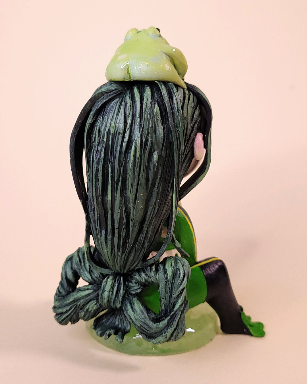 Figurine chibi de Froppy Tsuyu Asui, personnage de l'anime My Hero Academia, avec une grenouille sur la tête