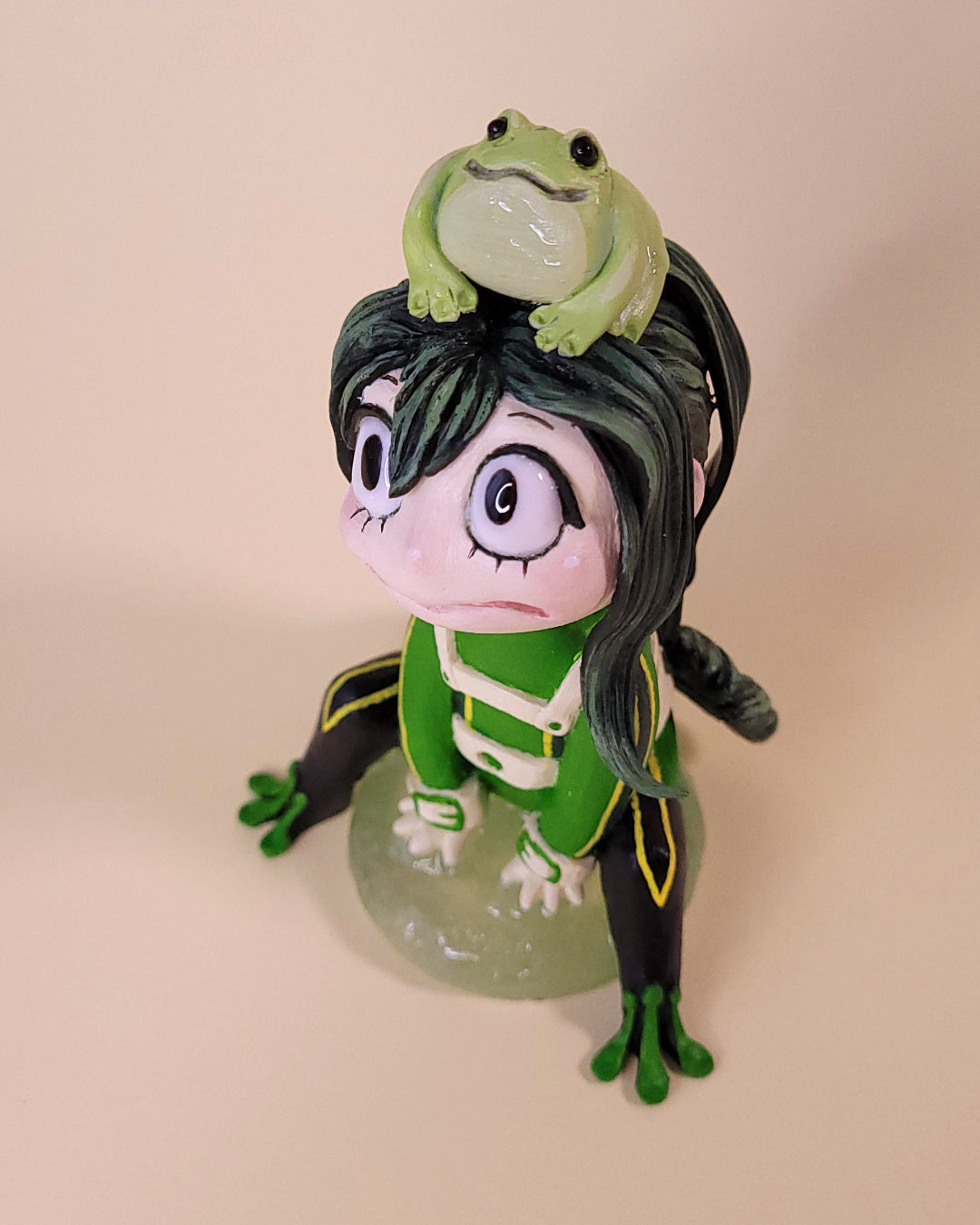 Figurine chibi de Froppy Tsuyu Asui, personnage de l'anime My Hero Academia, avec une grenouille sur la tête