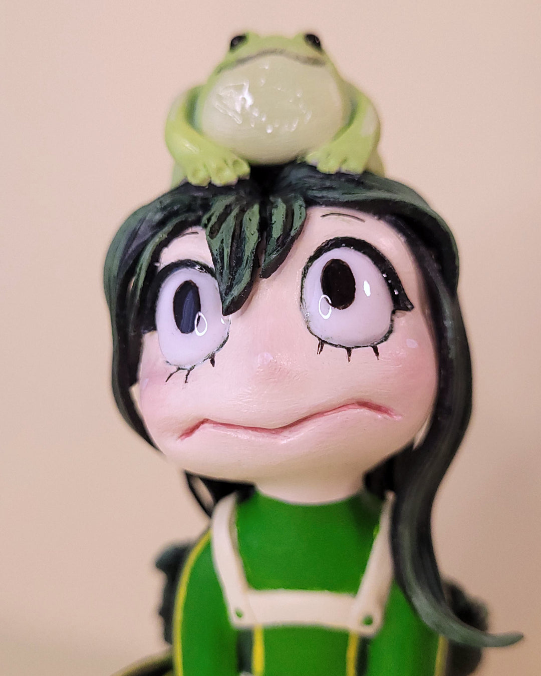 Figurine chibi de Froppy Tsuyu Asui, personnage de l'anime My Hero Academia, avec une grenouille sur la tête