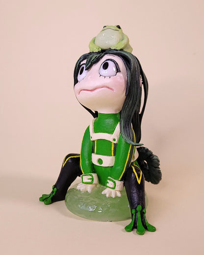 Figurine chibi de Froppy Tsuyu Asui, personnage de l'anime My Hero Academia, avec une grenouille sur la tête