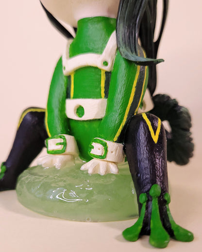 Figurine chibi de Froppy Tsuyu Asui, personnage de l'anime My Hero Academia, avec une grenouille sur la tête