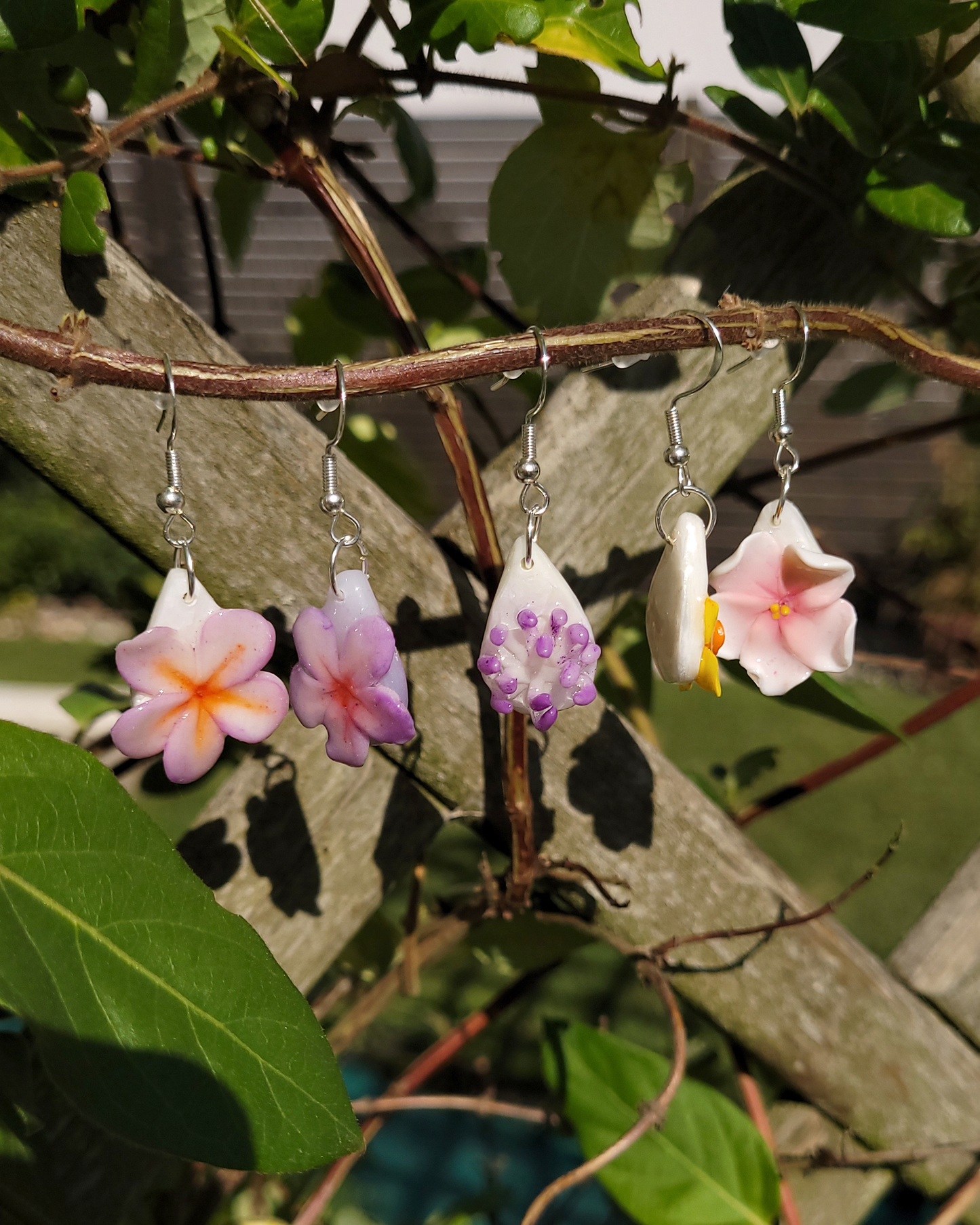  5 boucles d'oreilles ornées de fleurs variées : jonquille, sakura, chardon