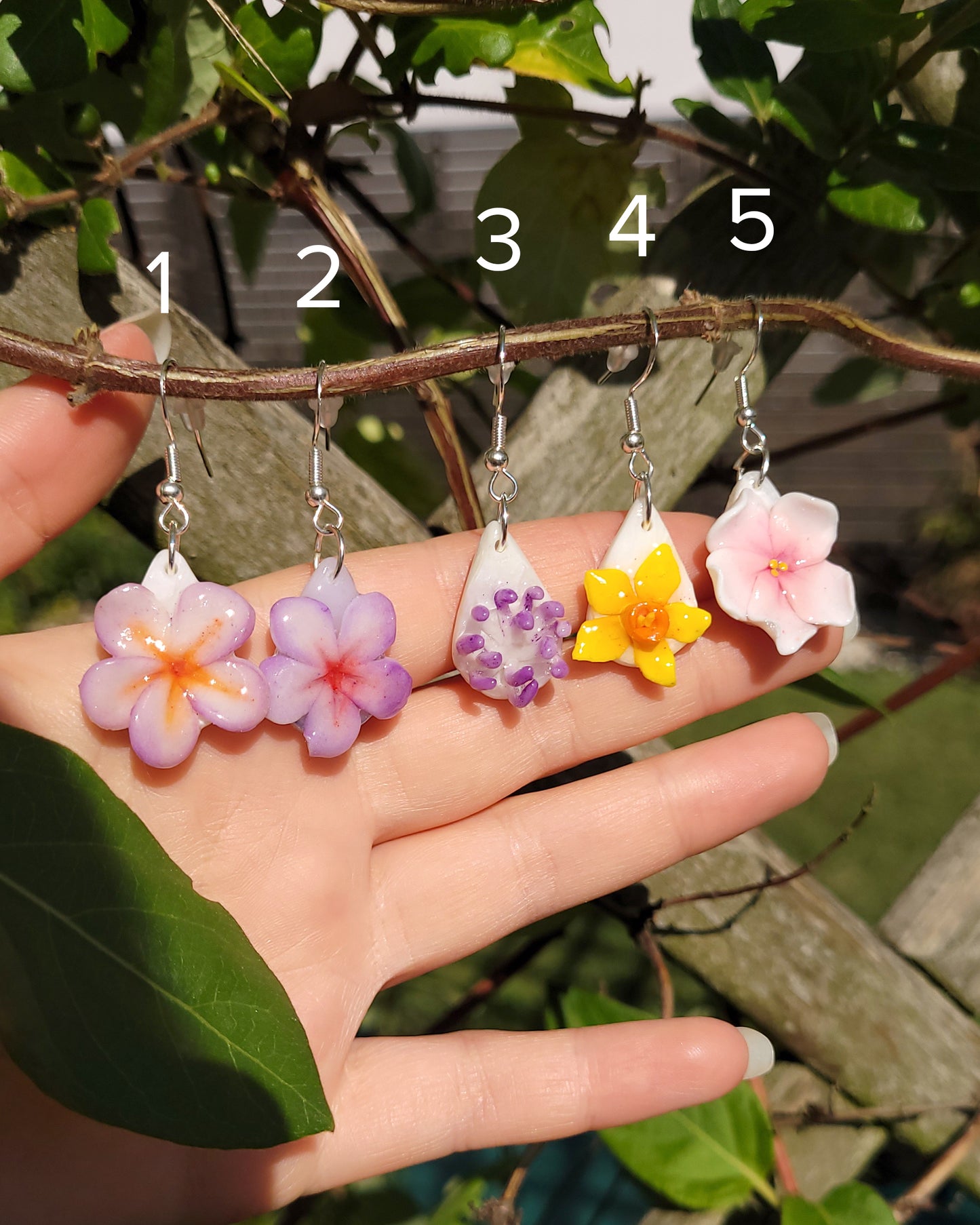 5 boucles d'oreilles ornées de fleurs variées : jonquille, sakura, chardon