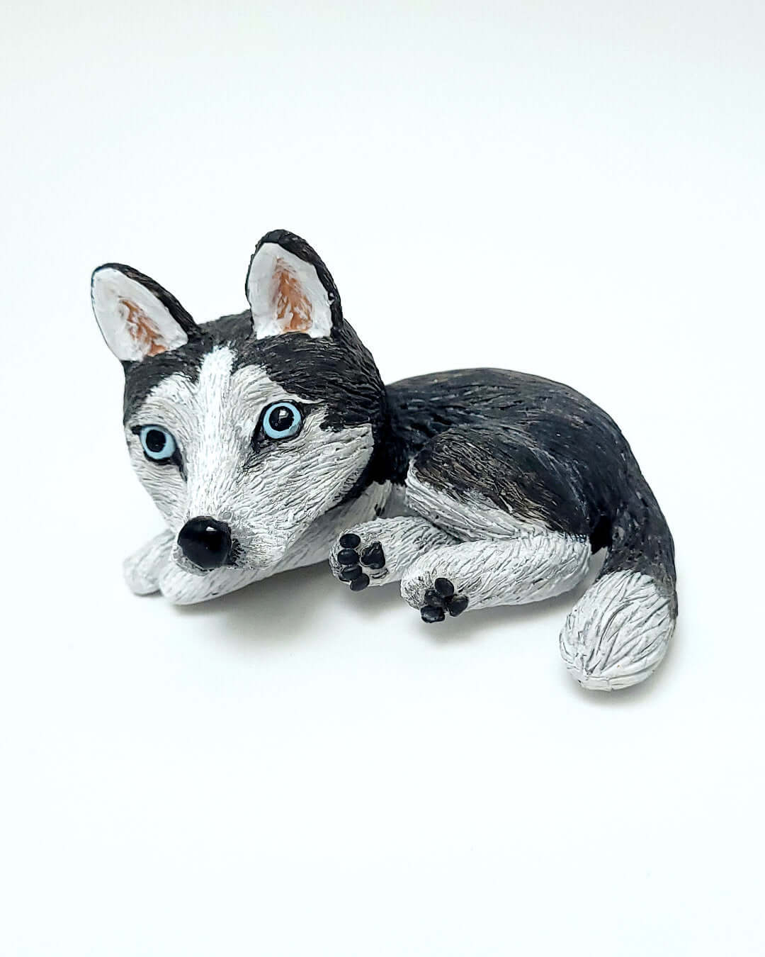 Mini figurine d'un chien Husky en boule.