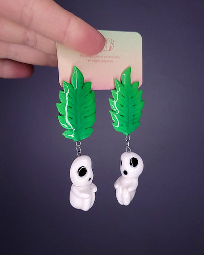 Paire de boucles d'oreille avec une feuille type fougère et un kodama