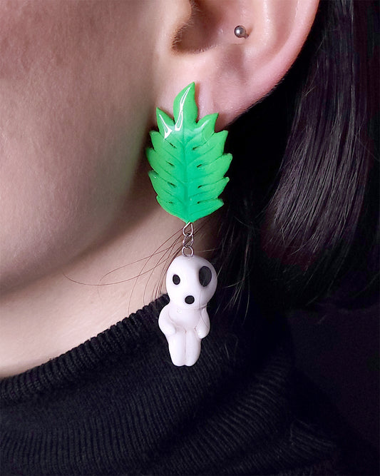 Oreille portant une boucle avec une feuille type fougère et un kodama