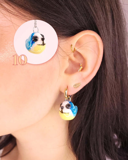  Oreille portant un charm sur un anneau en forme de mésange bleue et jaune