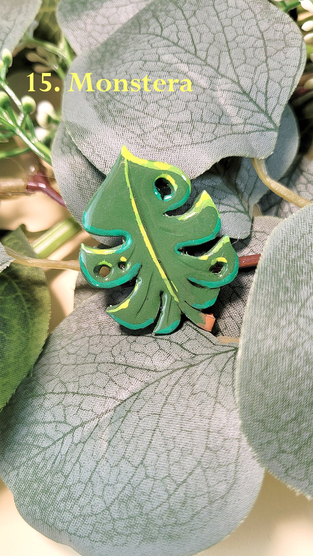 Pins en forme de feuille de monstera verte