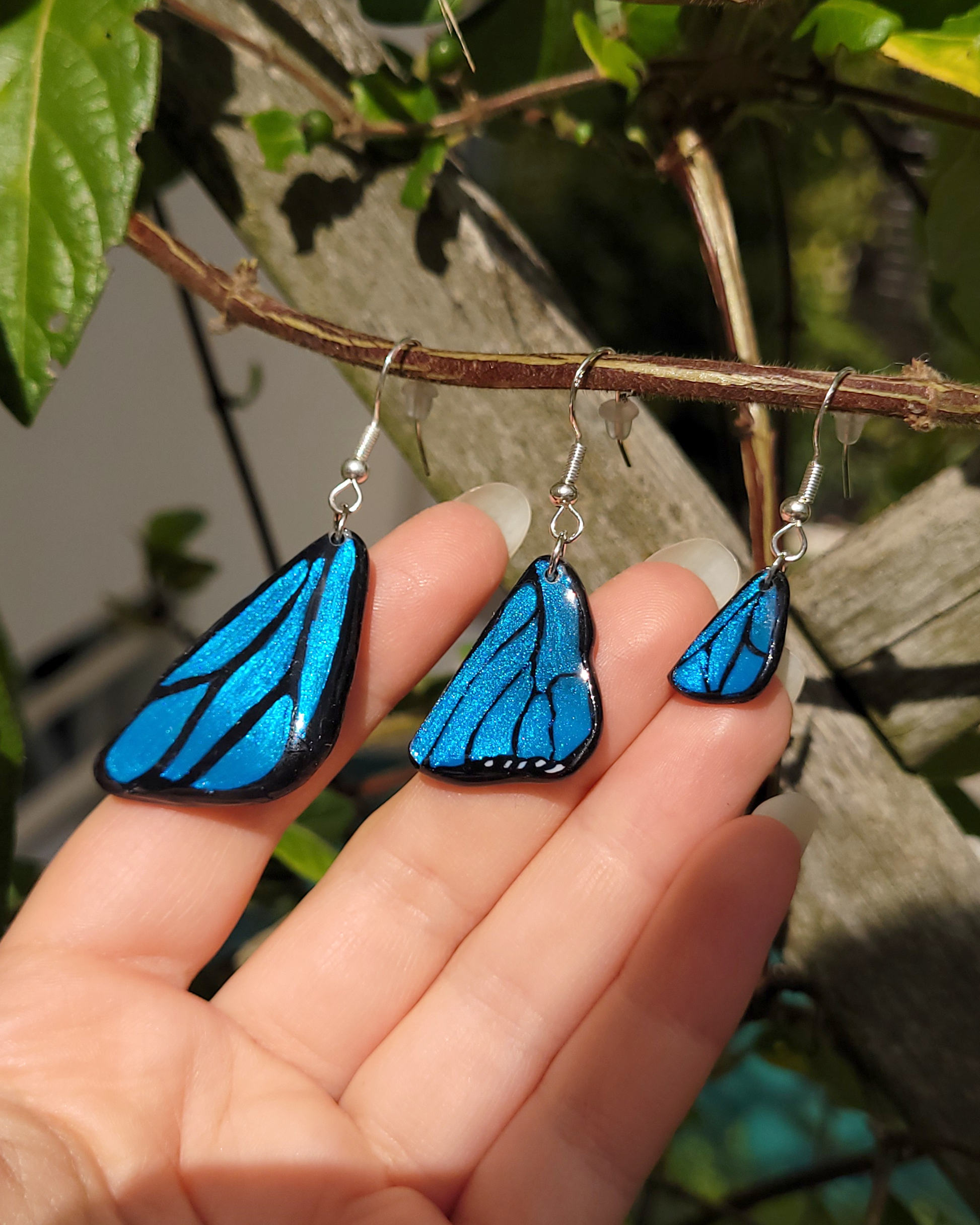 3 boucles d'oreilles en forme d'ailes de papillon de type morpho bleu, de tailles différentes