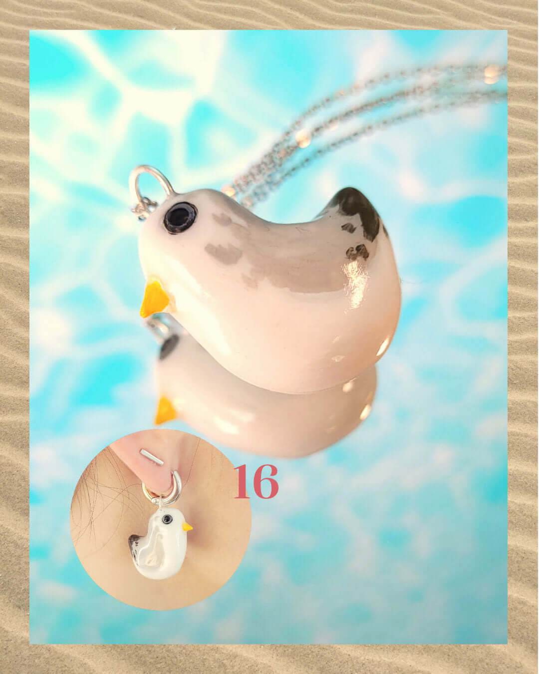 Pendentif amusant en forme de mouette, sur un fond aquatique faisant penser à la surface d'une piscine et encadré de sable.