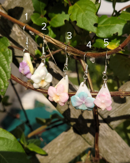 5 boucles d'oreilles ornées de fleurs d'orchidée roses, bleues, violettes et blanches