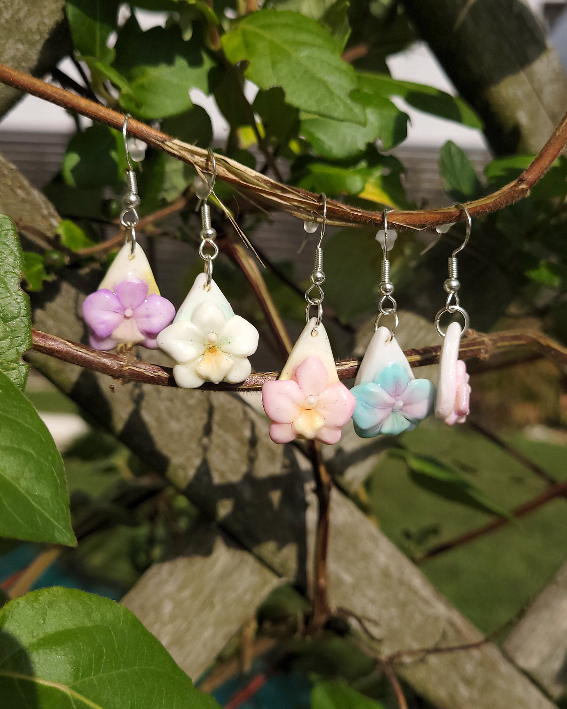  5 boucles d'oreilles ornées de fleurs d'orchidée roses, bleues, violettes et blanches